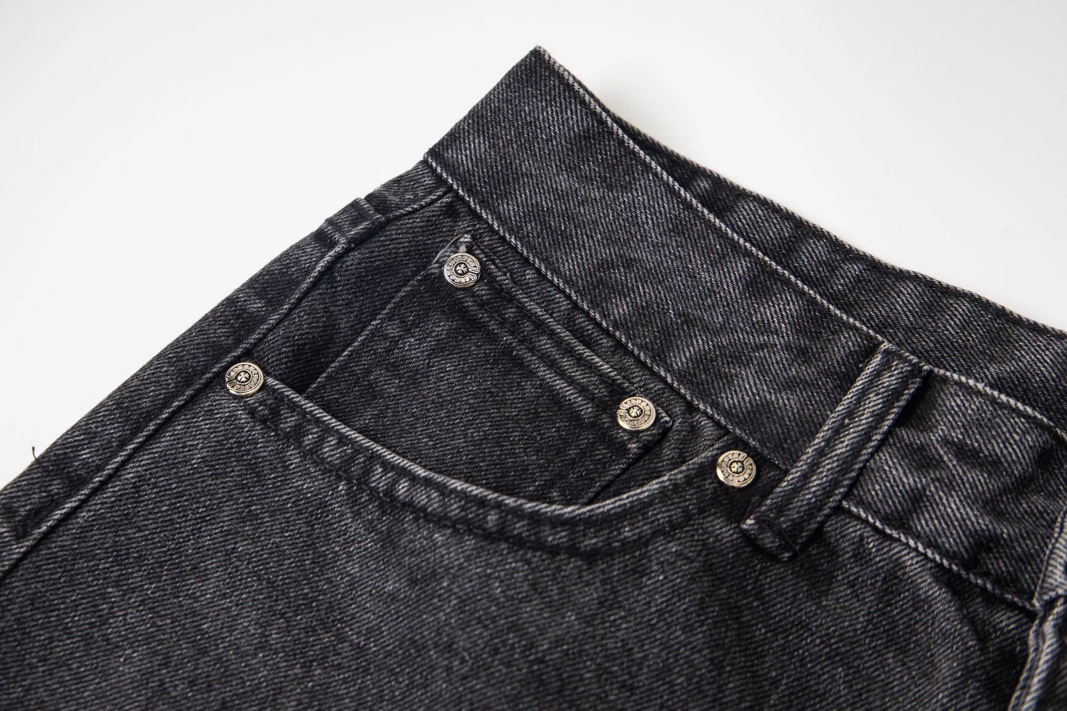 P300 💰 (Top version) Chrome Hearts Black Pinduo Black Leather Big Devil Cow King jeans. CH jeans need to be washed and then disassembled and hand-stitched with sheepskin cross leather and then spliced to complete. The whole process is too complicated to describe. About Chrome Hearts This is an extremely luxurious fashion brand that can also be called the nobility of the high street. It has always been an exclusive brand for some hipsters or the rich second generation. Compared with ordinary high streets, it is more luxurious and noble. Compared with luxury brands, it has a more fashionable personality. It has always been a brand that I have a special liking for. Color: black Size: 28-30-32-34-36 (corresponding to S-M-L-XL-XXL)